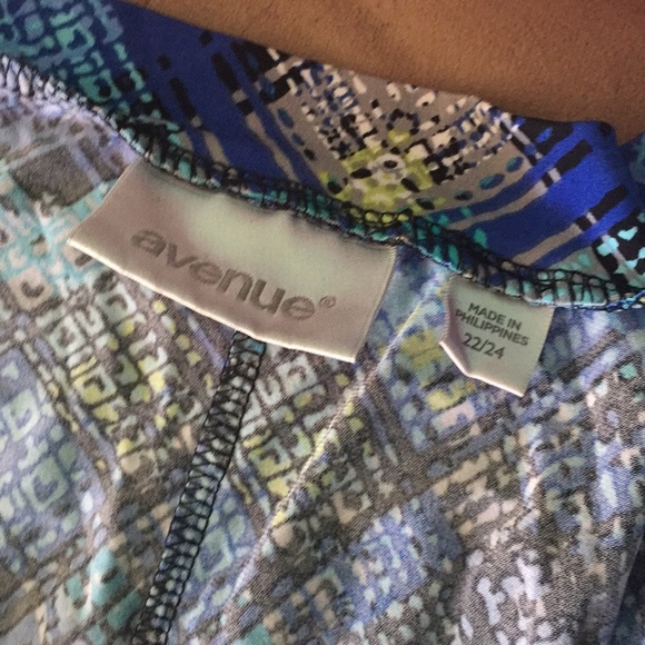 Selling a blouse that has never been used - Picture 2 of 2